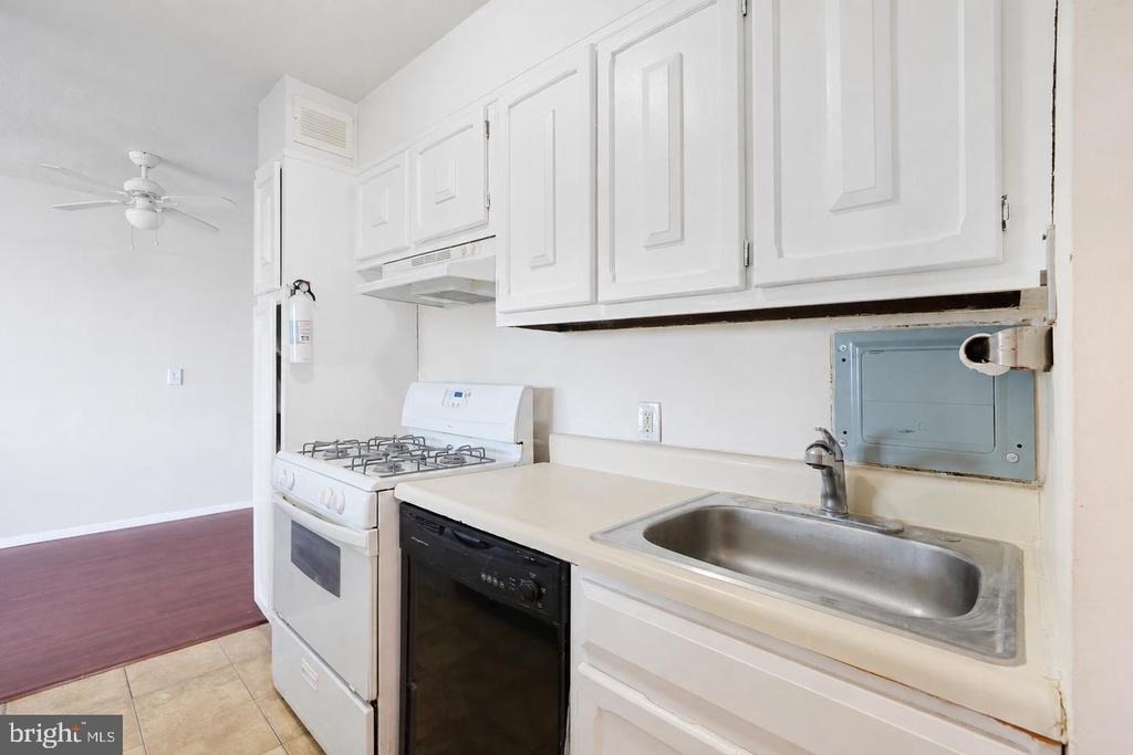 904 Barclay Towers - Photo 14