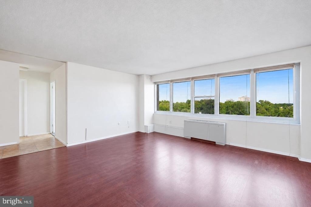904 Barclay Towers - Photo 4
