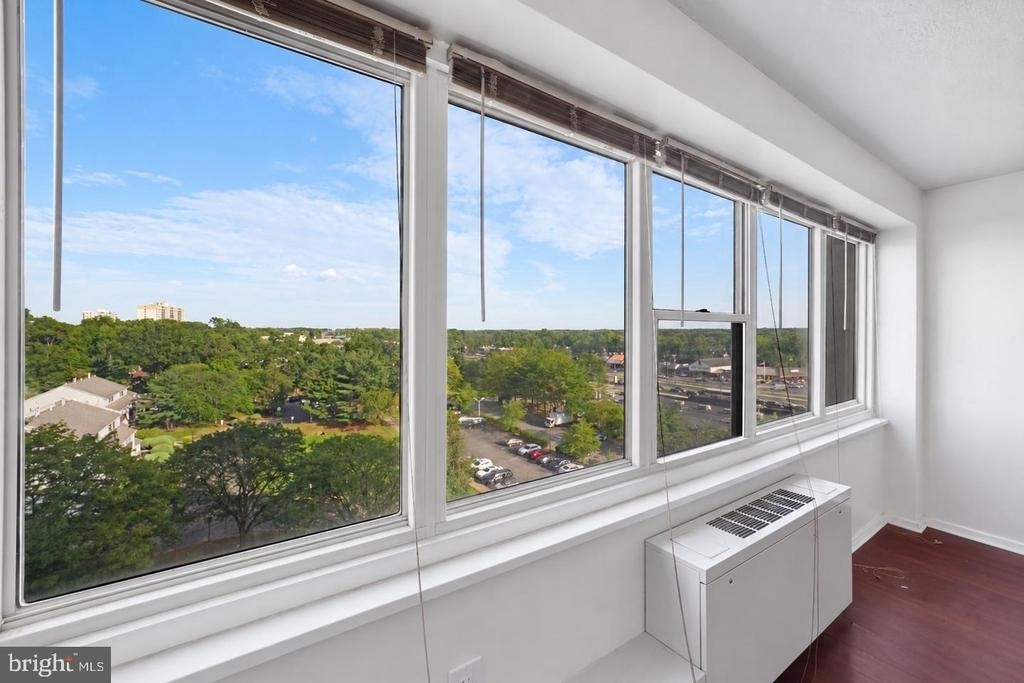 904 Barclay Towers - Photo 3