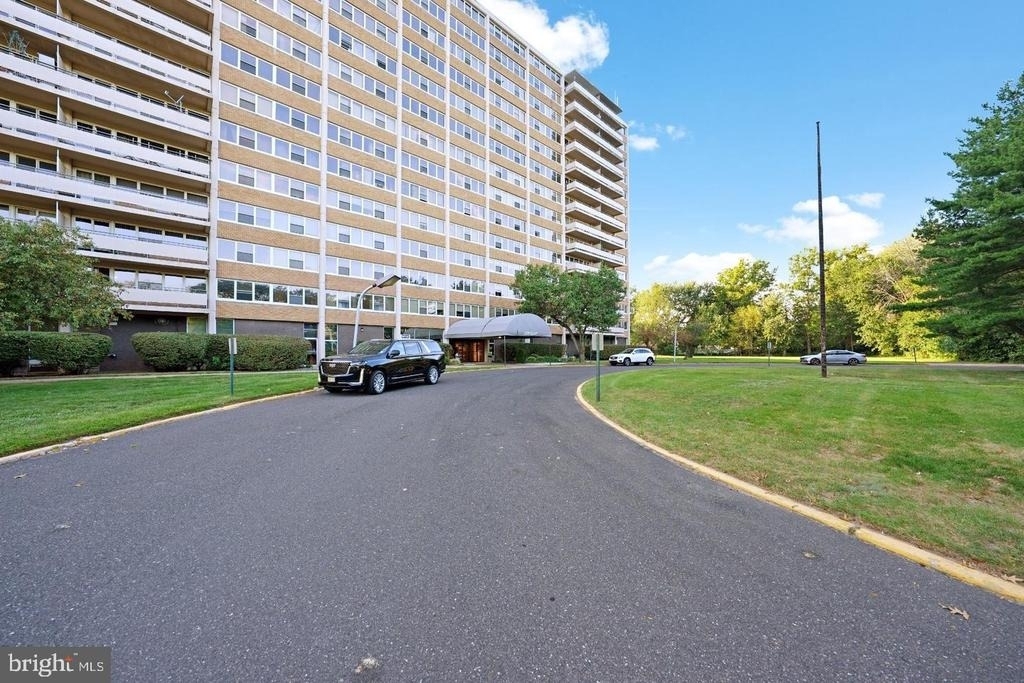 904 Barclay Towers - Photo 21