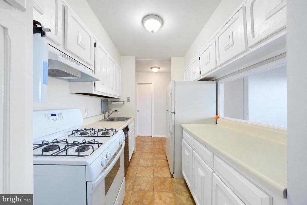 904 Barclay Towers - Photo 12