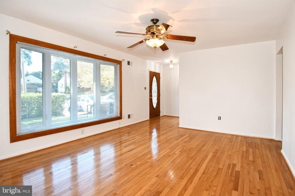 6011 Carter Avenue - Photo 2