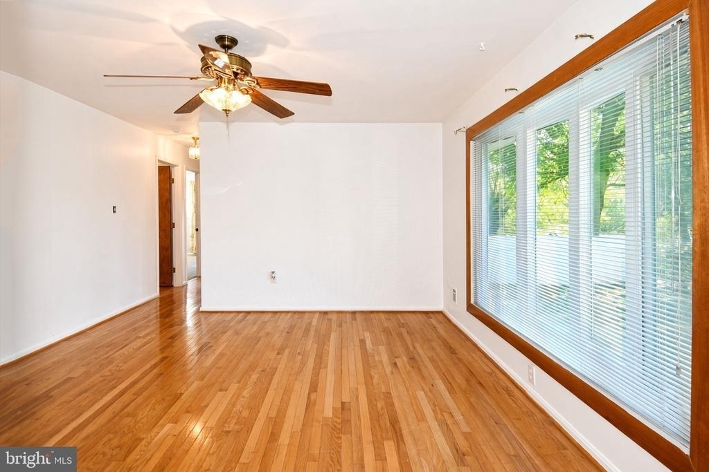6011 Carter Avenue - Photo 3