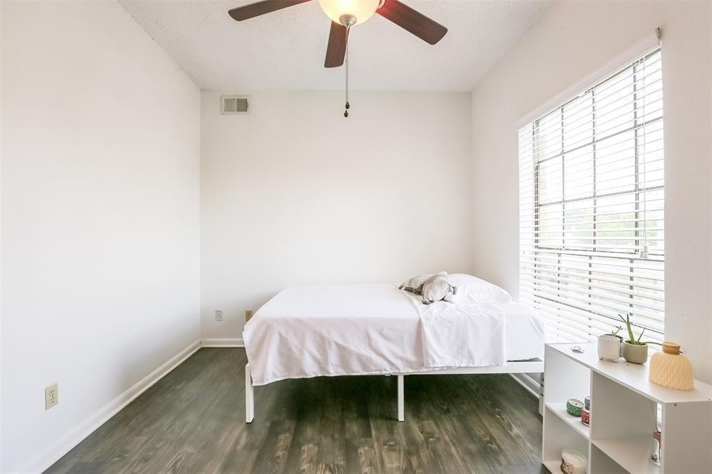 912 W 22nd St - Photo 5