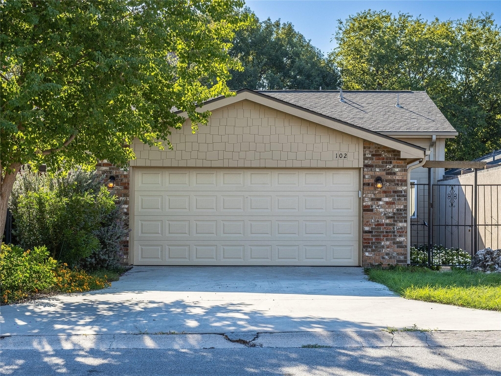 102 Elmwood Dr - Photo 0