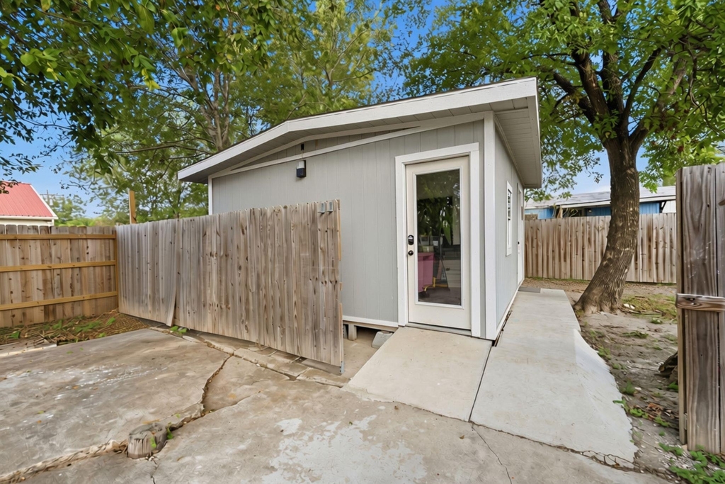 309 E Parsons St - Photo 1