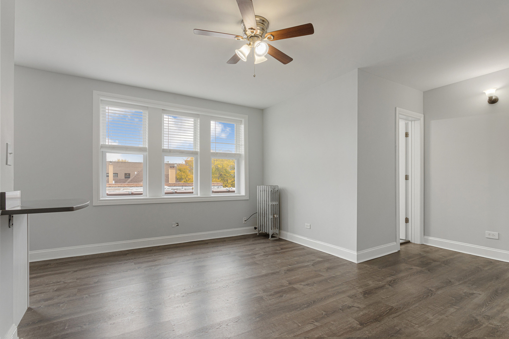 1521 W Sherwin Avenue - Photo 1