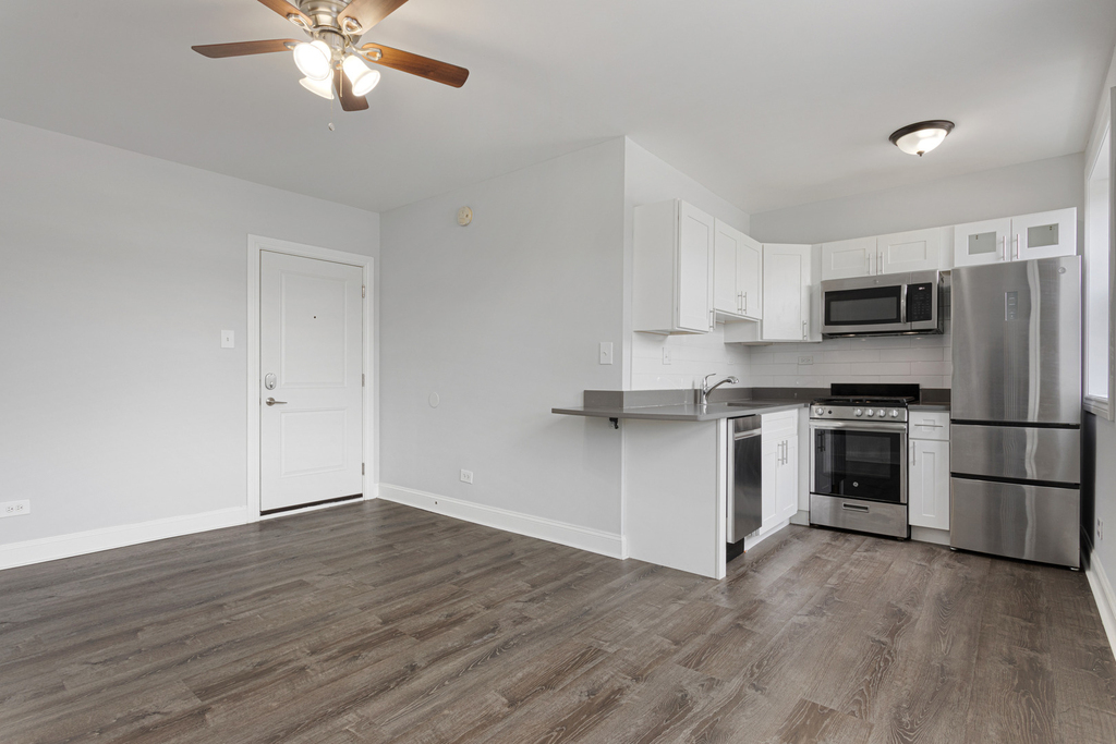 1521 W Sherwin Avenue - Photo 2