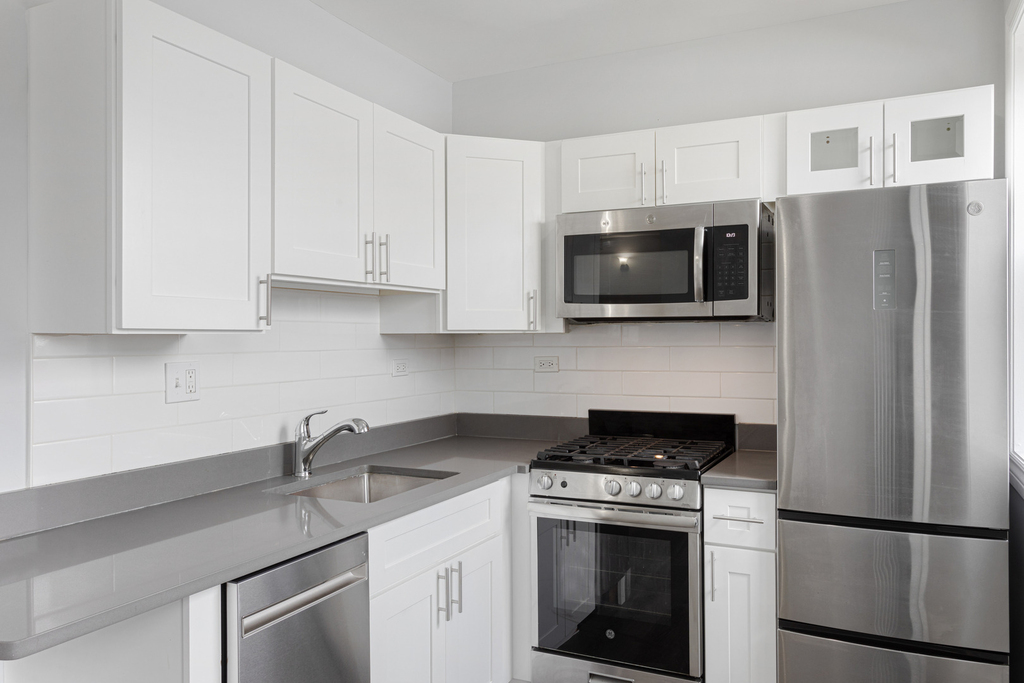 1521 W Sherwin Avenue - Photo 3