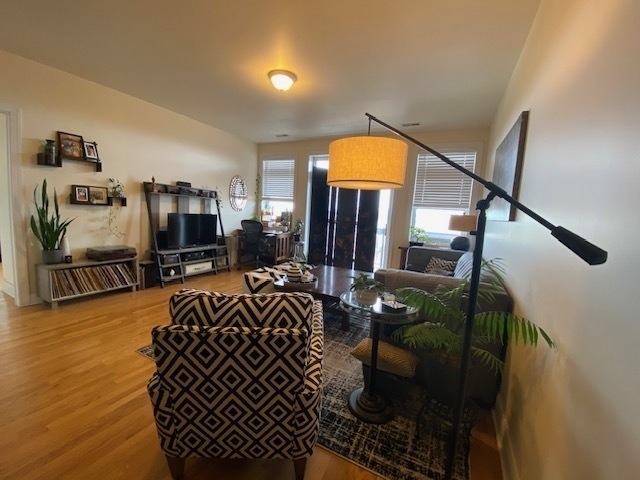 2000 W Warren Boulevard - Photo 4