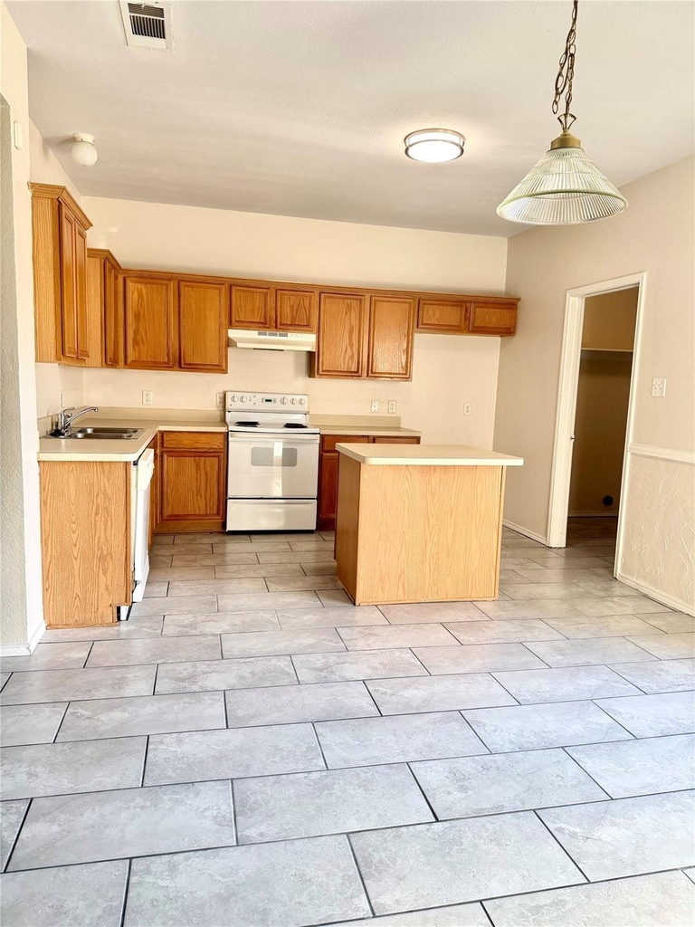 1121 Doreen Street - Photo 9