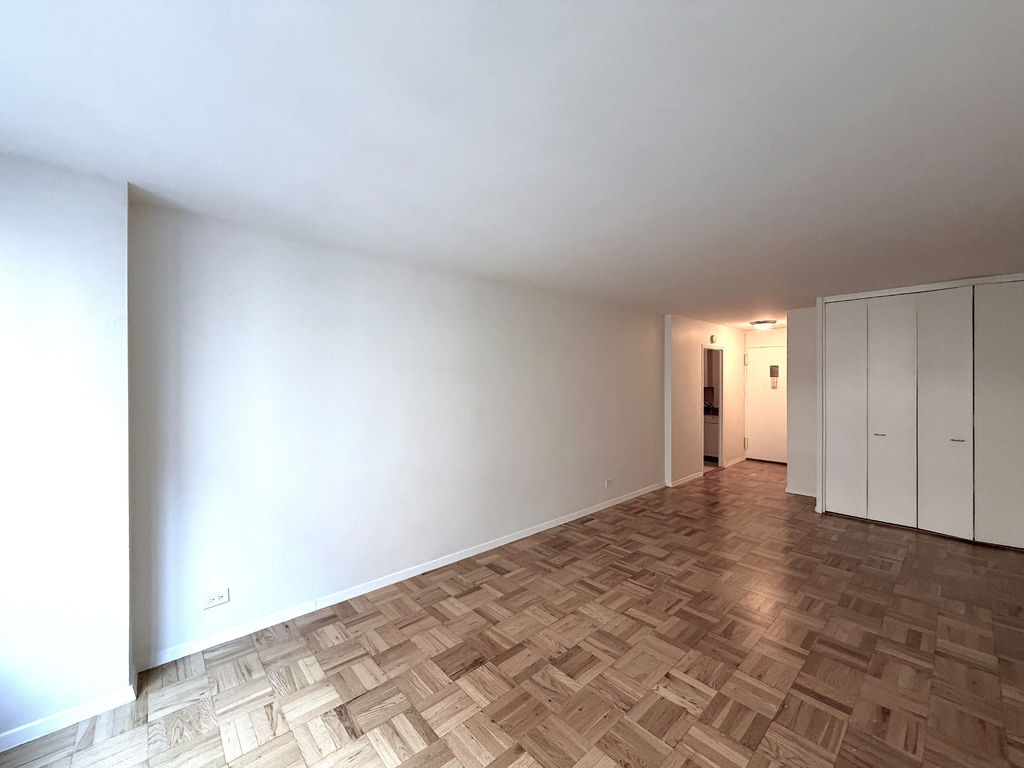 East 49th Street - Photo 0