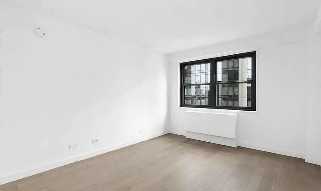 East 39th Street - Photo 4