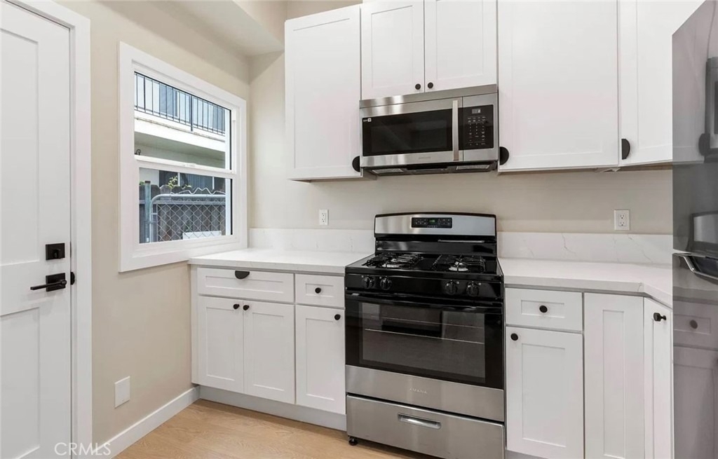 1220 E 1st St - Photo 5