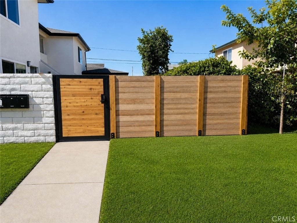 1040 El Camino - Photo 2