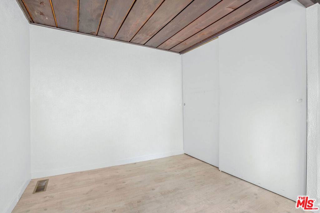 2348 Silver Ridge Avenue - Photo 9