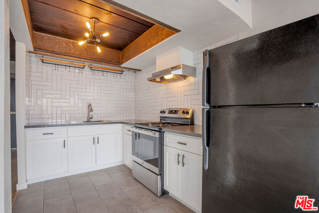2348 Silver Ridge Avenue - Photo 3