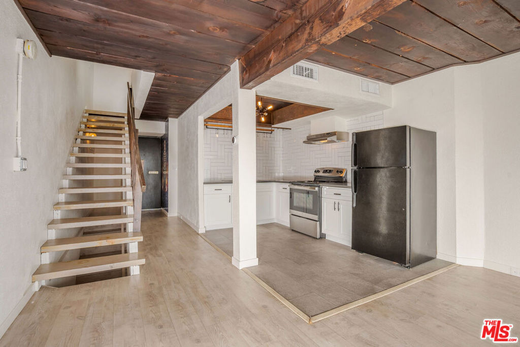 2348 Silver Ridge Avenue - Photo 2