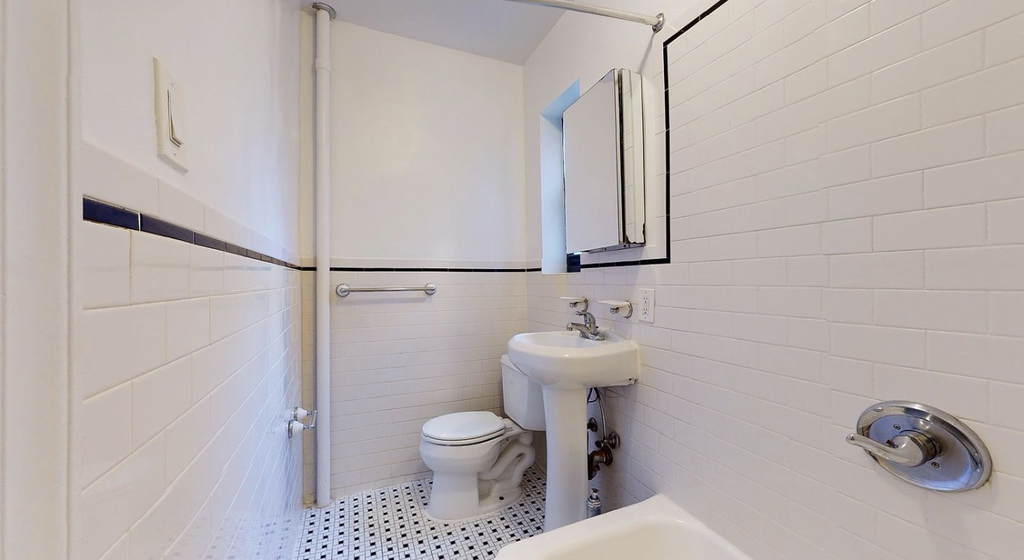 212 Grand Street - Photo 2