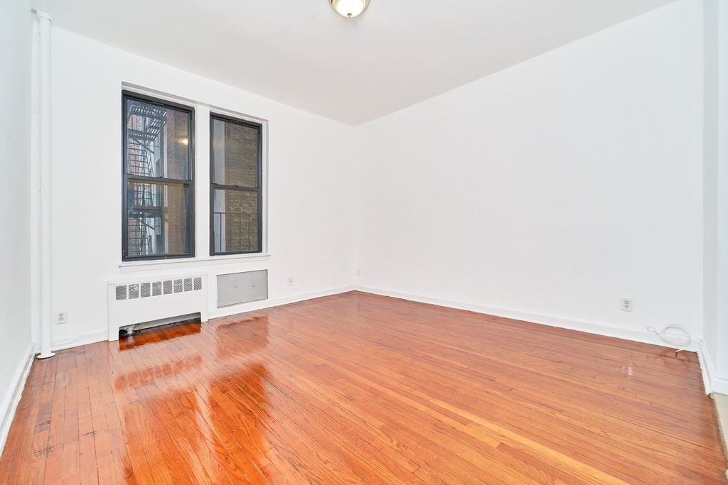 400 W 45th Street - Photo 0
