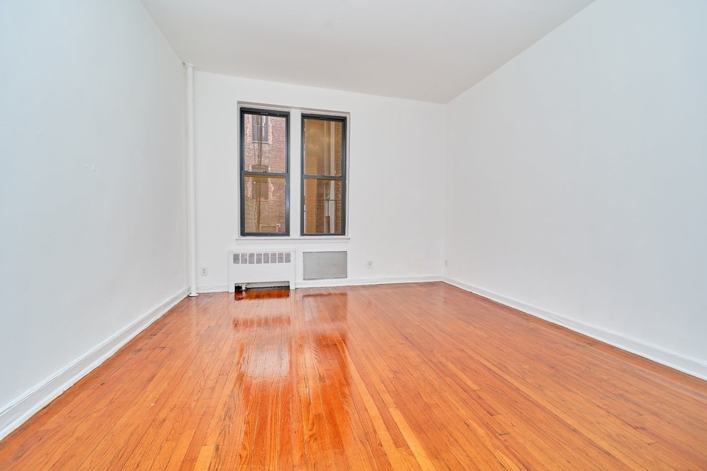 400 W 45th Street - Photo 1