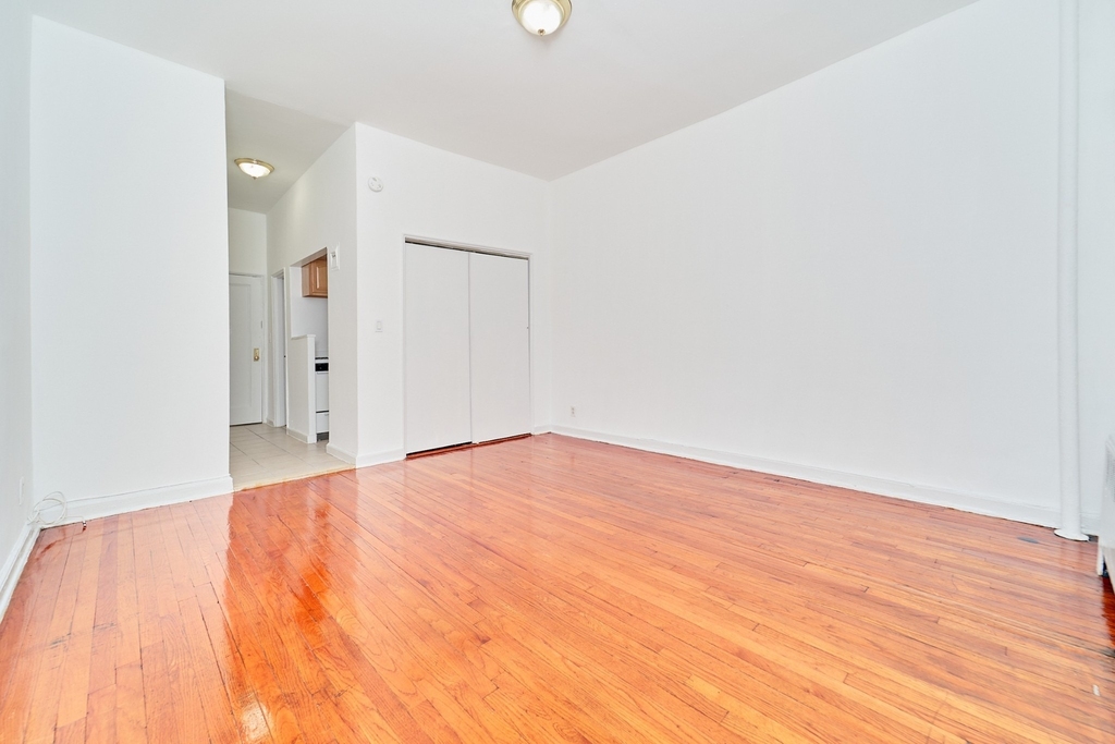 400 W 45th Street - Photo 3