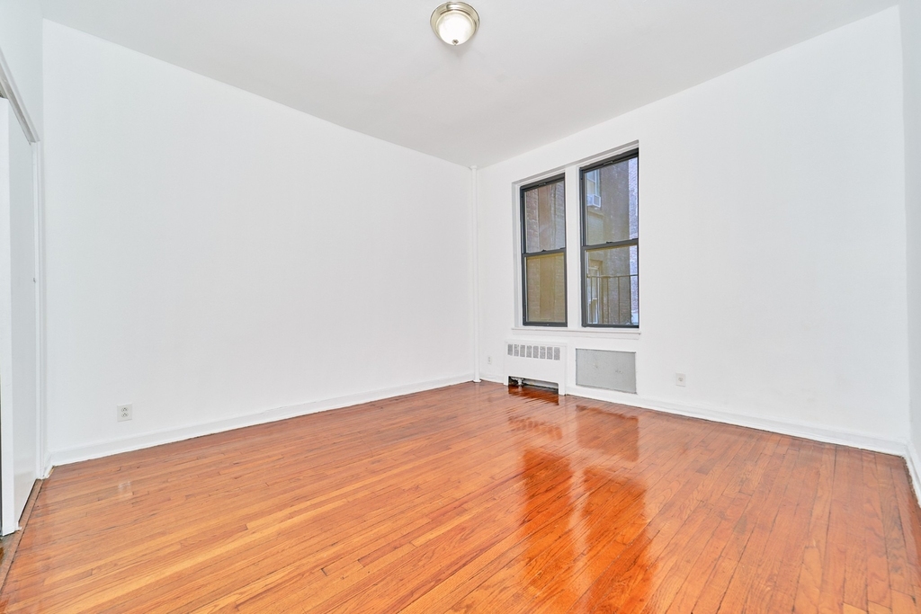 400 W 45th Street - Photo 2