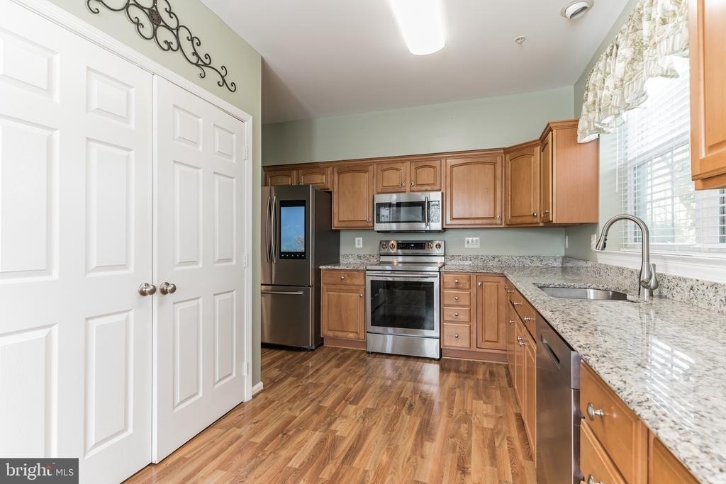 1025 Simsbury Court - Photo 2