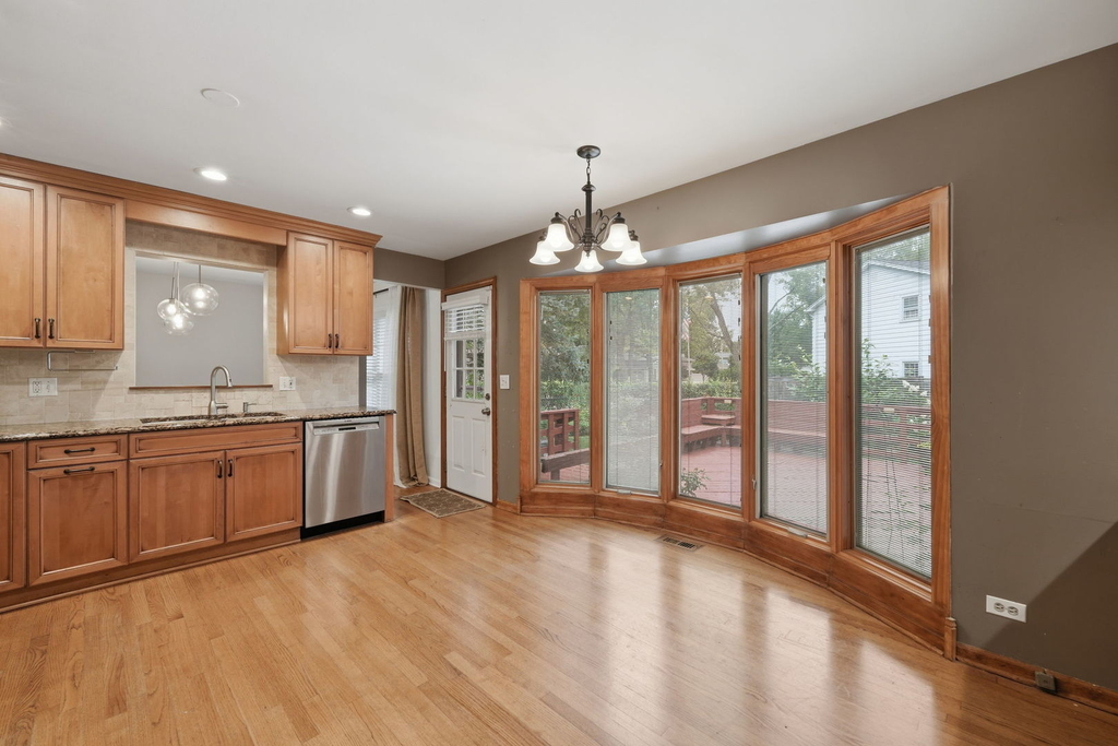 902 N Rohlwing Road - Photo 5