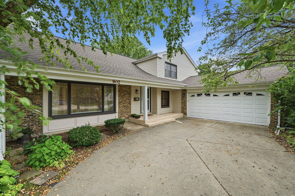 902 N Rohlwing Road - Photo 0