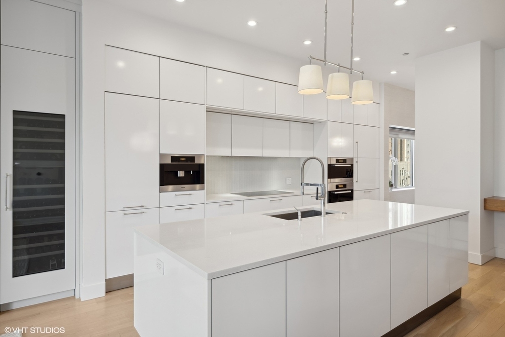 747 N Clark Street - Photo 3
