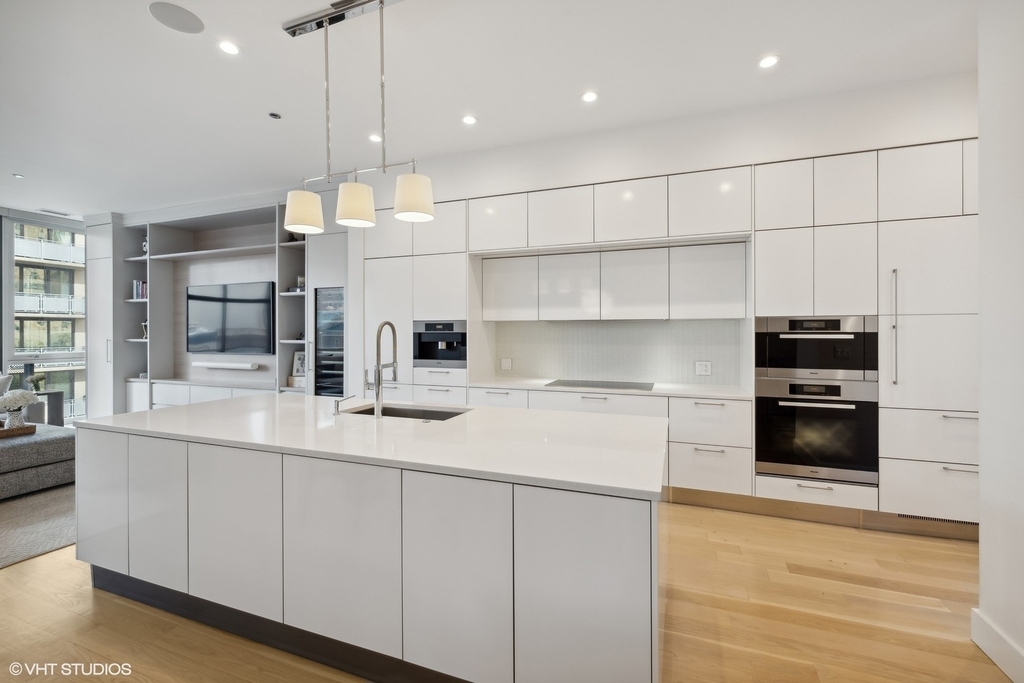 747 N Clark Street - Photo 2