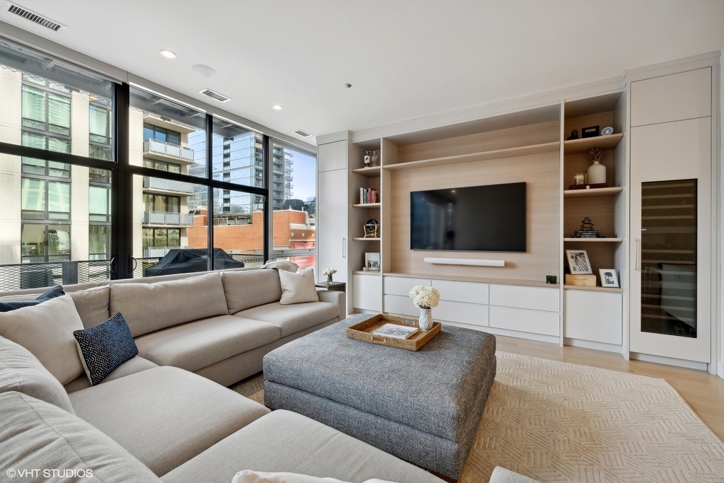 747 N Clark Street - Photo 6