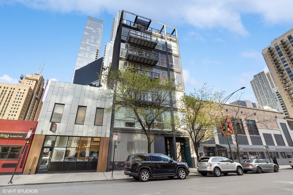 747 N Clark Street - Photo 0
