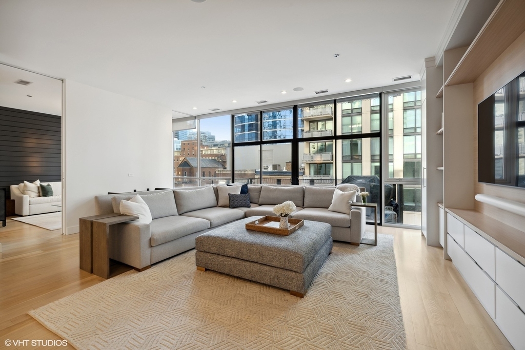 747 N Clark Street - Photo 5