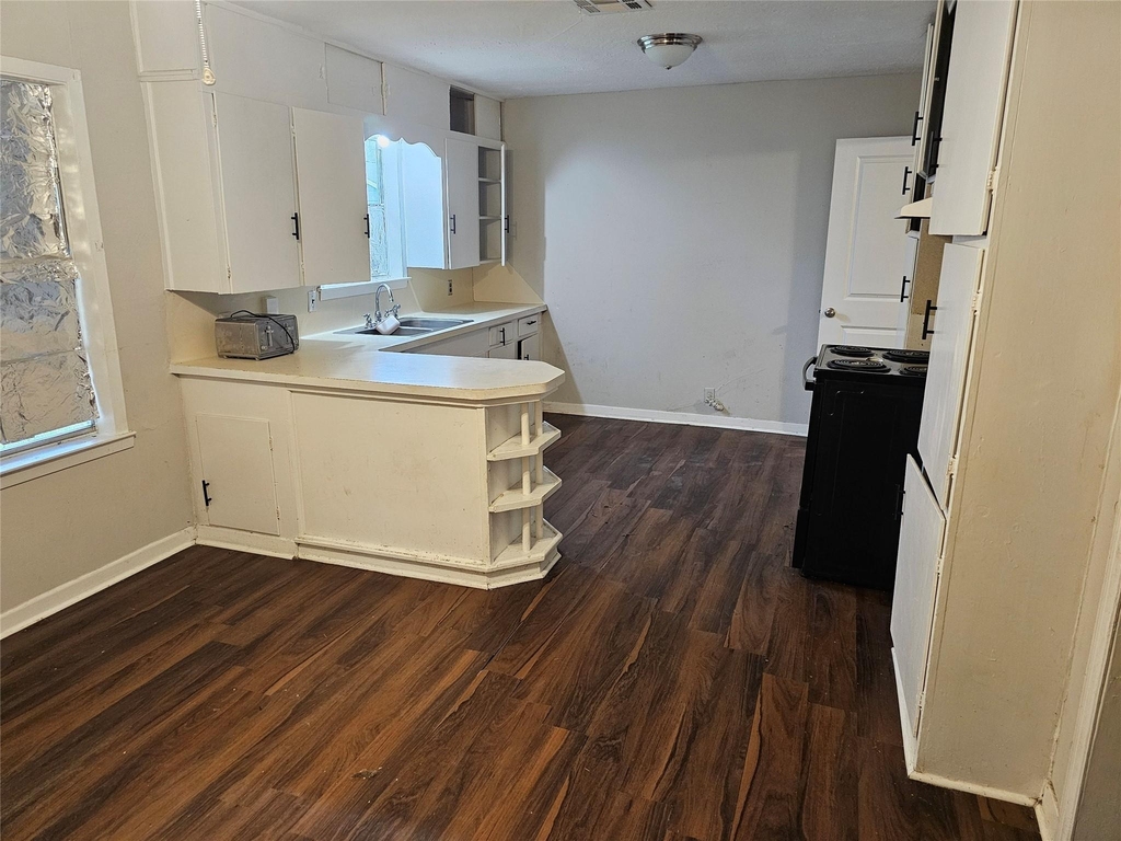 1305 James Street - Photo 2