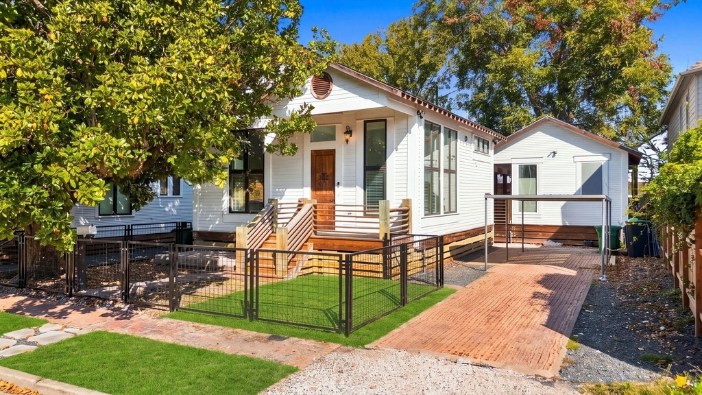813 E 23rd Street - Photo 0