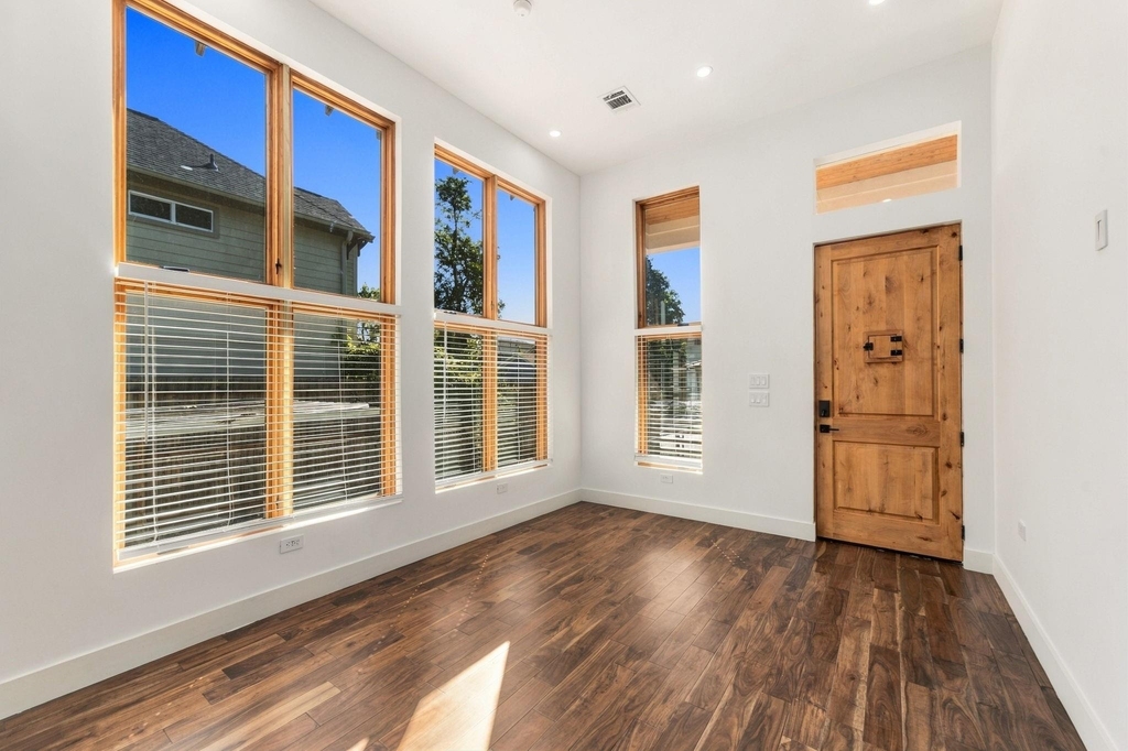 813 E 23rd Street - Photo 1