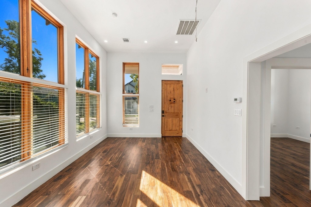 813 E 23rd Street - Photo 2
