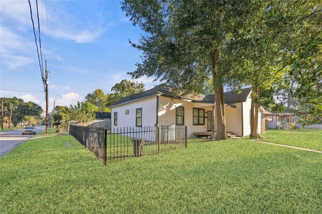 503 4th Street - Photo 1