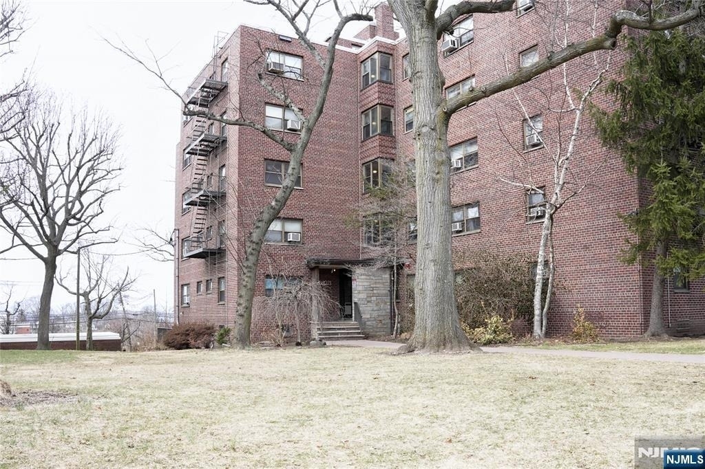 3021 Edwin - Photo 0