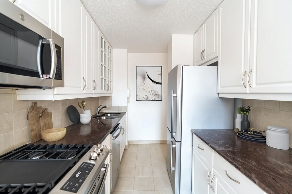 2nd Avenue - Photo 2