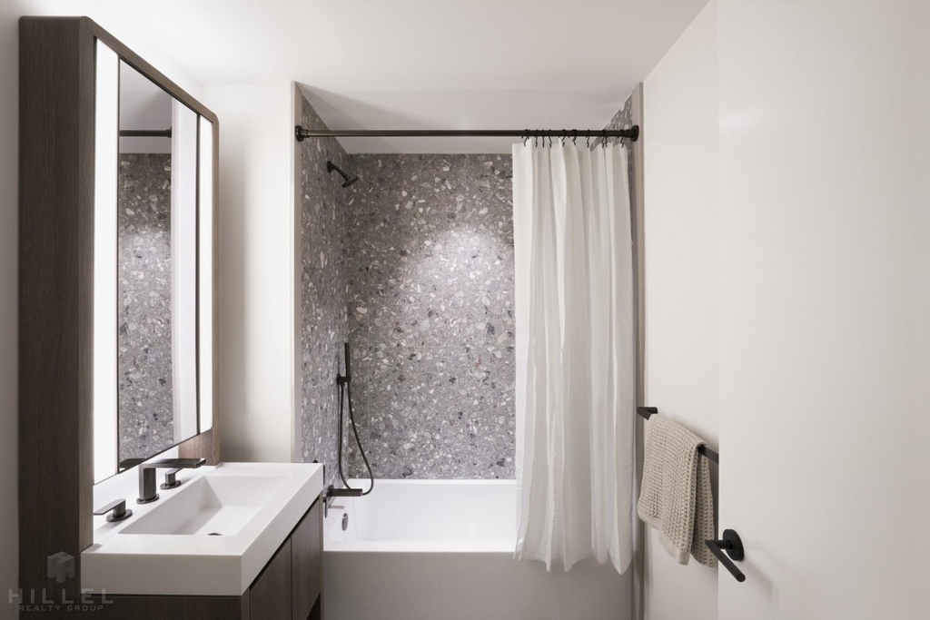 West 60th Street - Photo 9