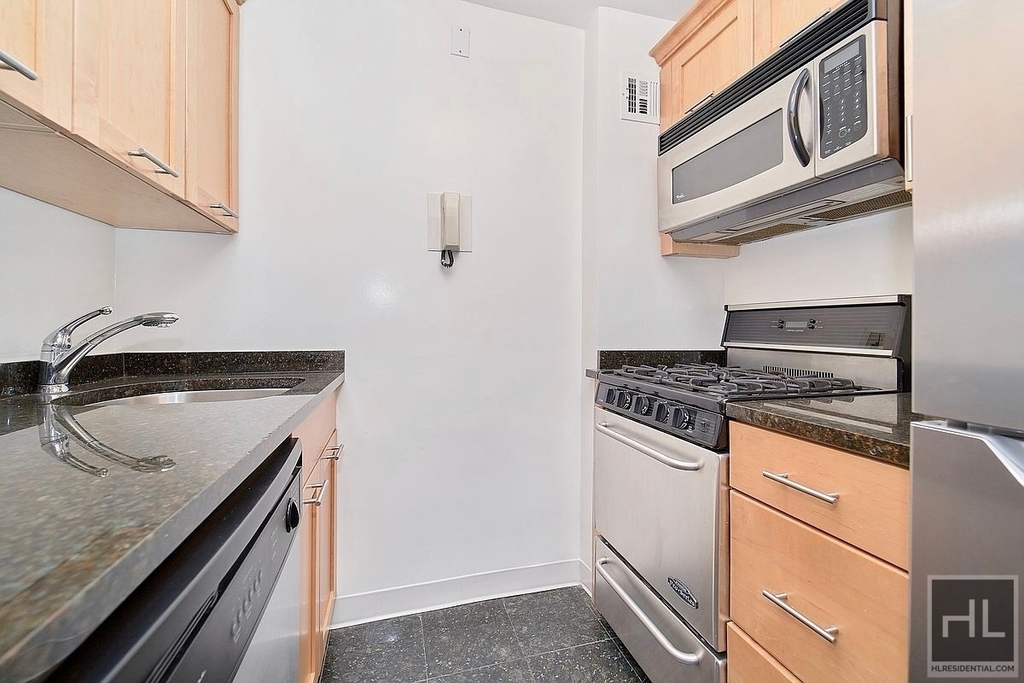 East 55 Street - Photo 1