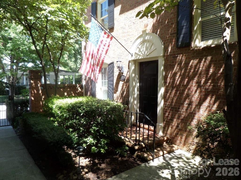 530 N Poplar Street - Photo 0
