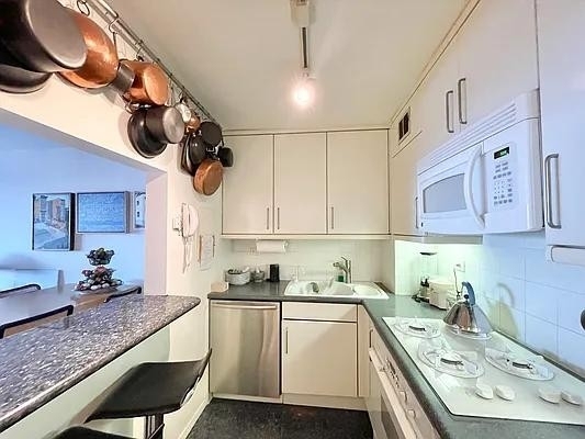 East 9th Street - Photo 19