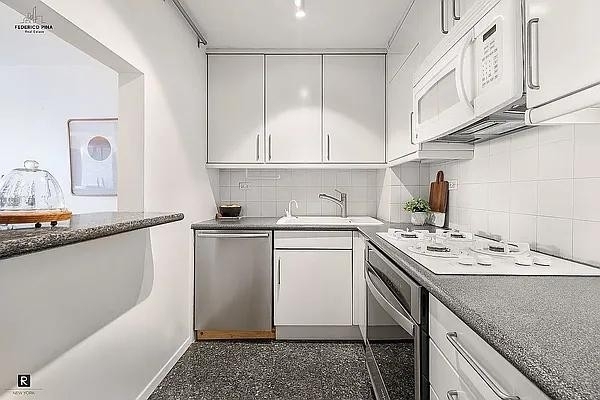 East 9th Street - Photo 5