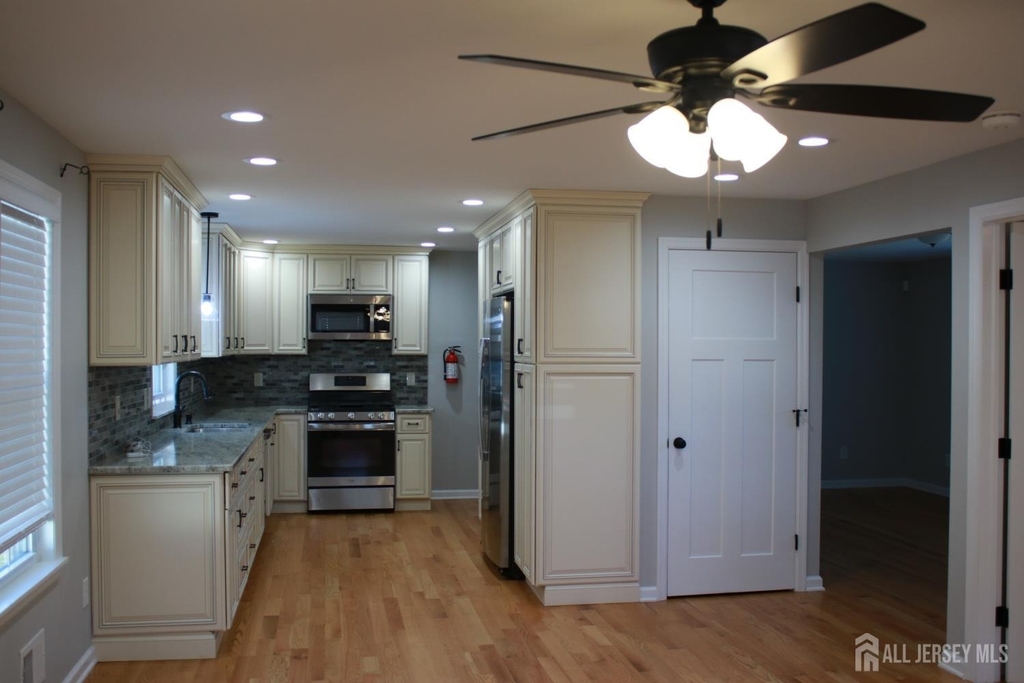 800 Drake Avenue - Photo 3