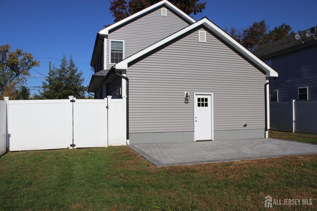 800 Drake Avenue - Photo 5