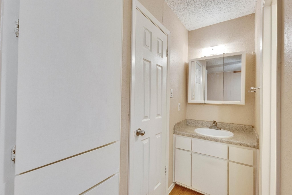 400 W 34th St - Photo 16